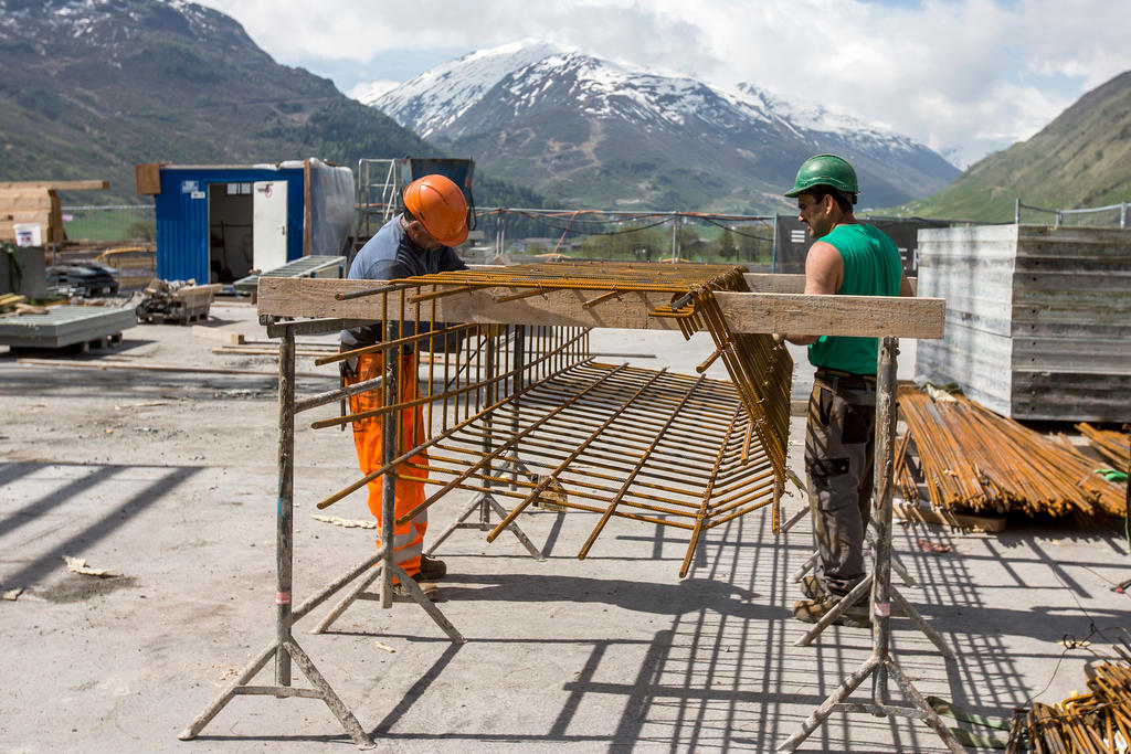 operai al lavoro in un cantiere di Andermatt, nelle alpi svizzere