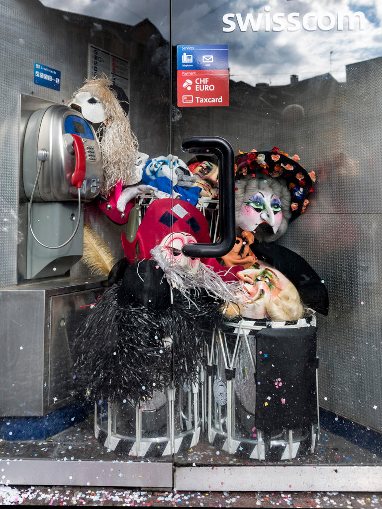 Une cabine téléphonique avec de l équipement de carnaval.