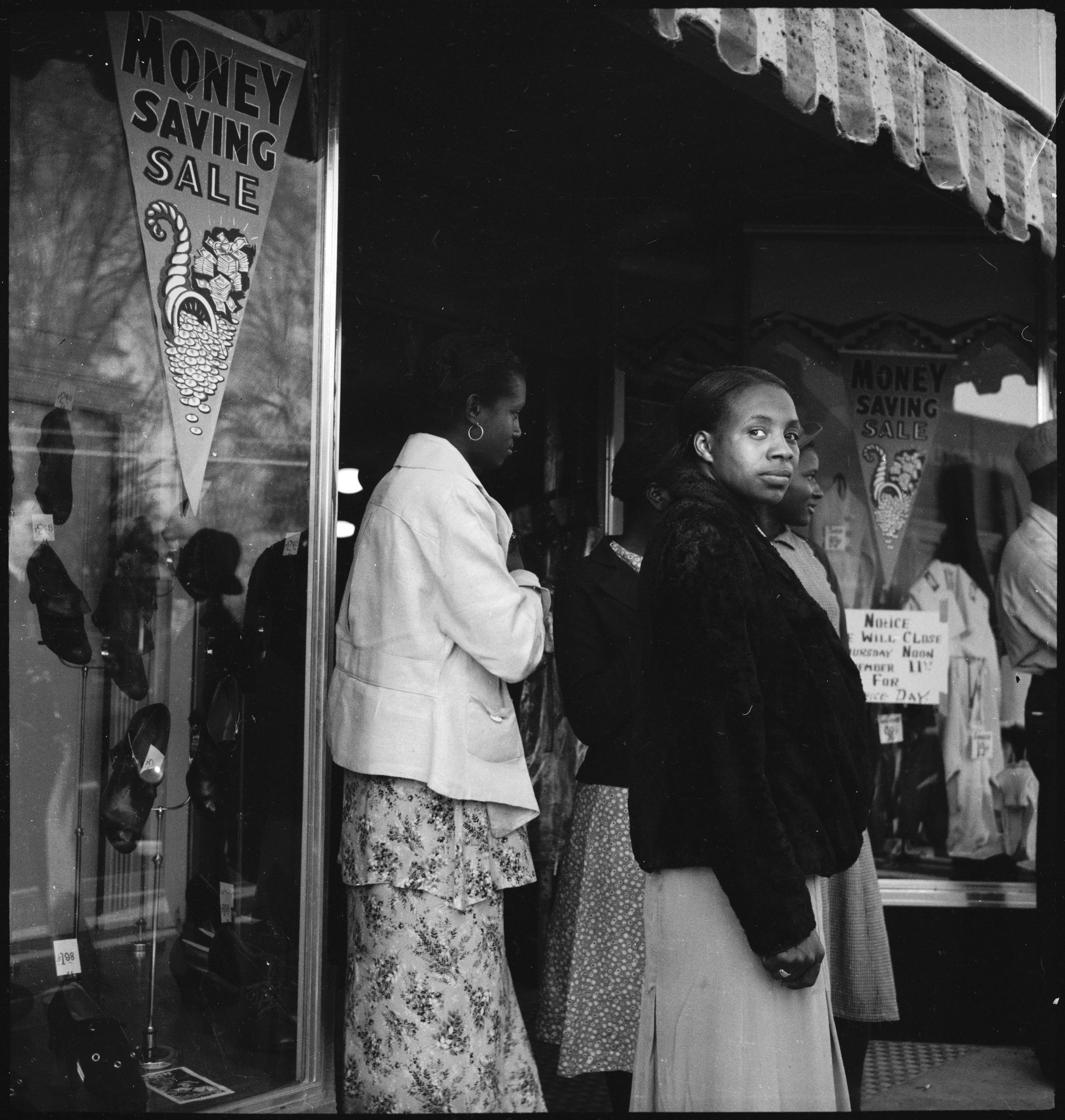 Femmes devant un magasin
