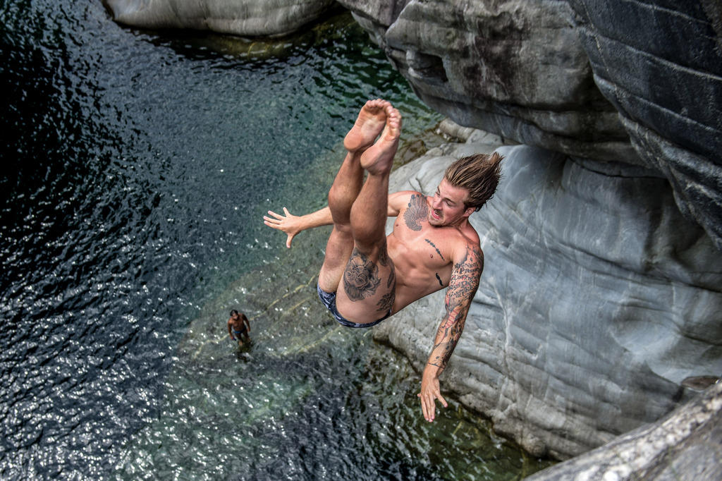 un homme saute d une falaise dans l eau
