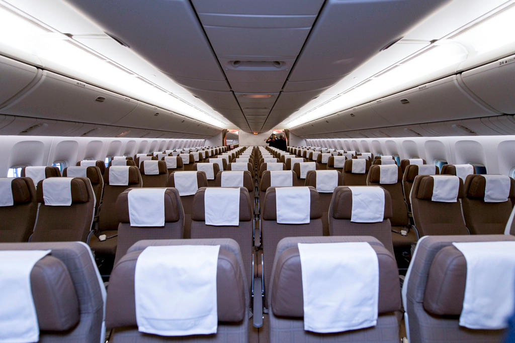 L interno (cabina turistica) di un Boeing 777-300ER della Swiss in un immagine d archivio.