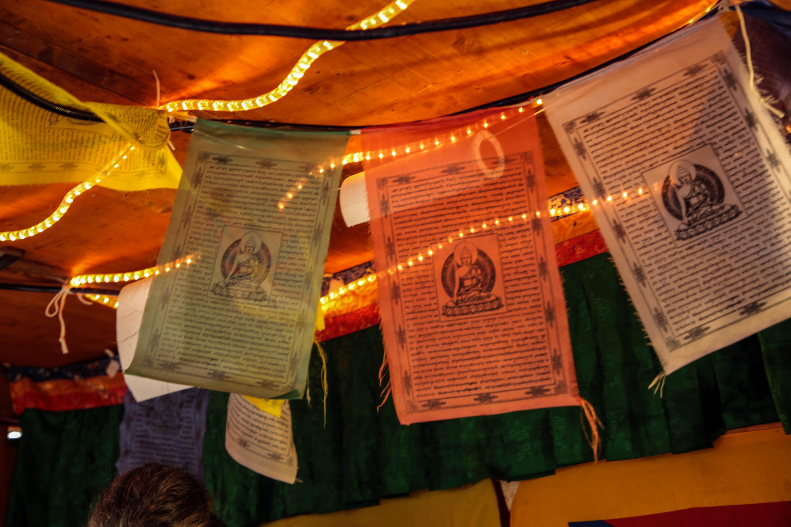Banderines con oraciones tibetanas.