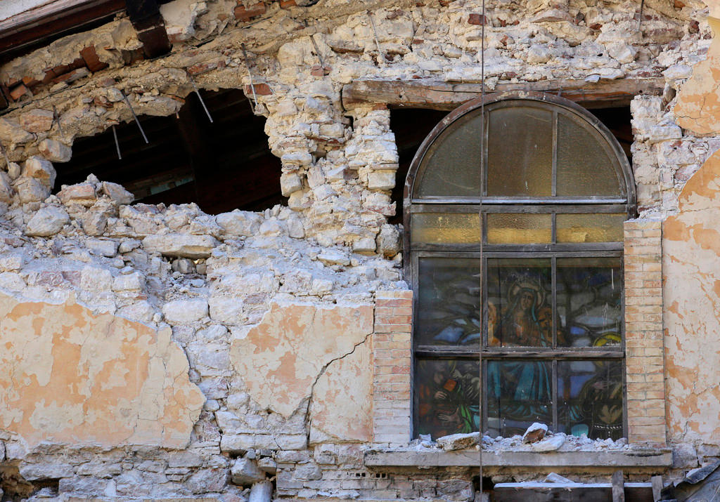 Chiesa danneggiata, in un immagine di Visso scattata il giorno dopo il sisma.