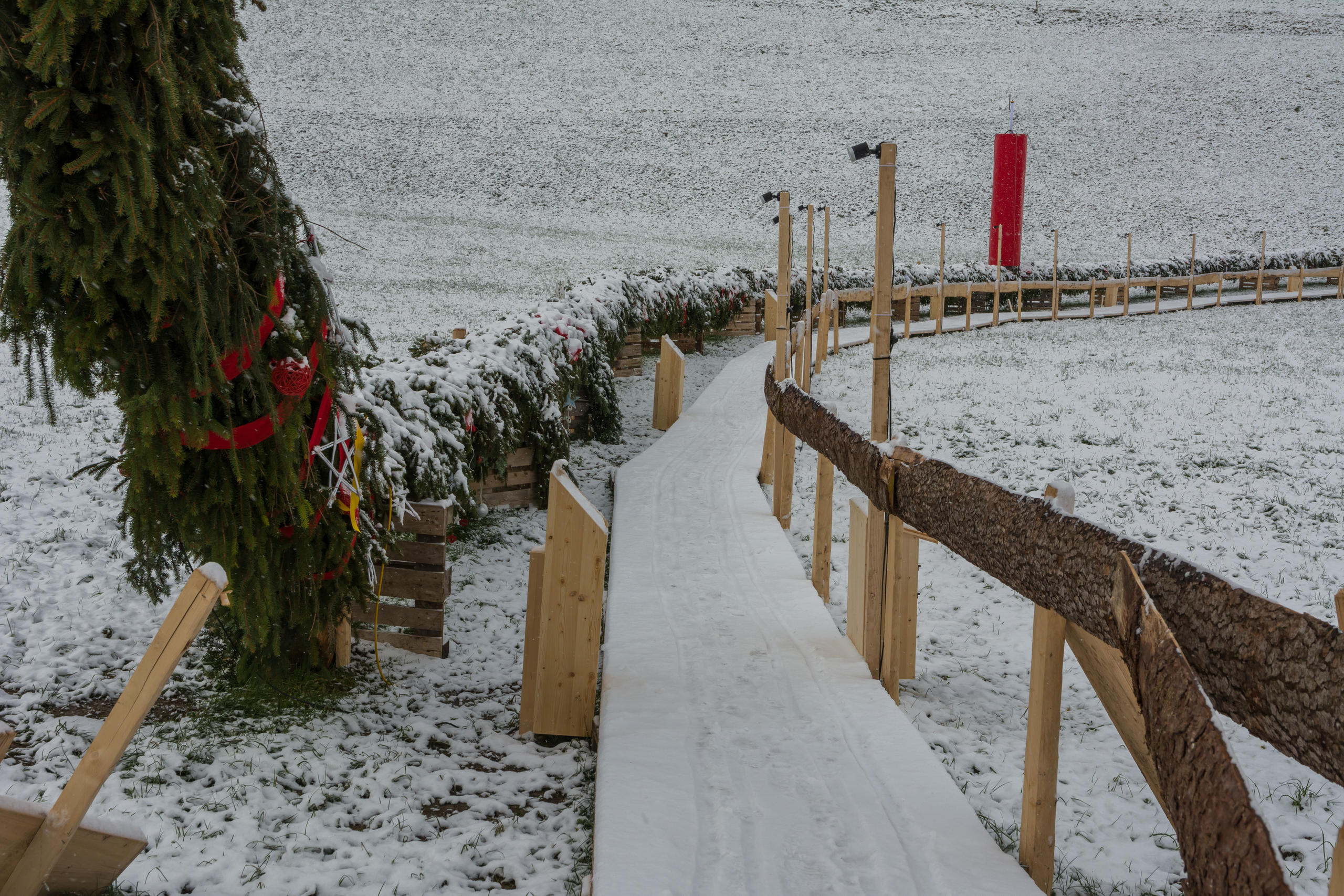 Weg auf Holzleisten