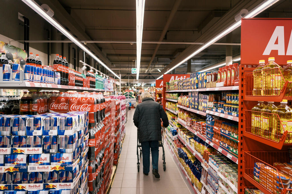 interno di un supermercato con un cliente che spinge un carrello