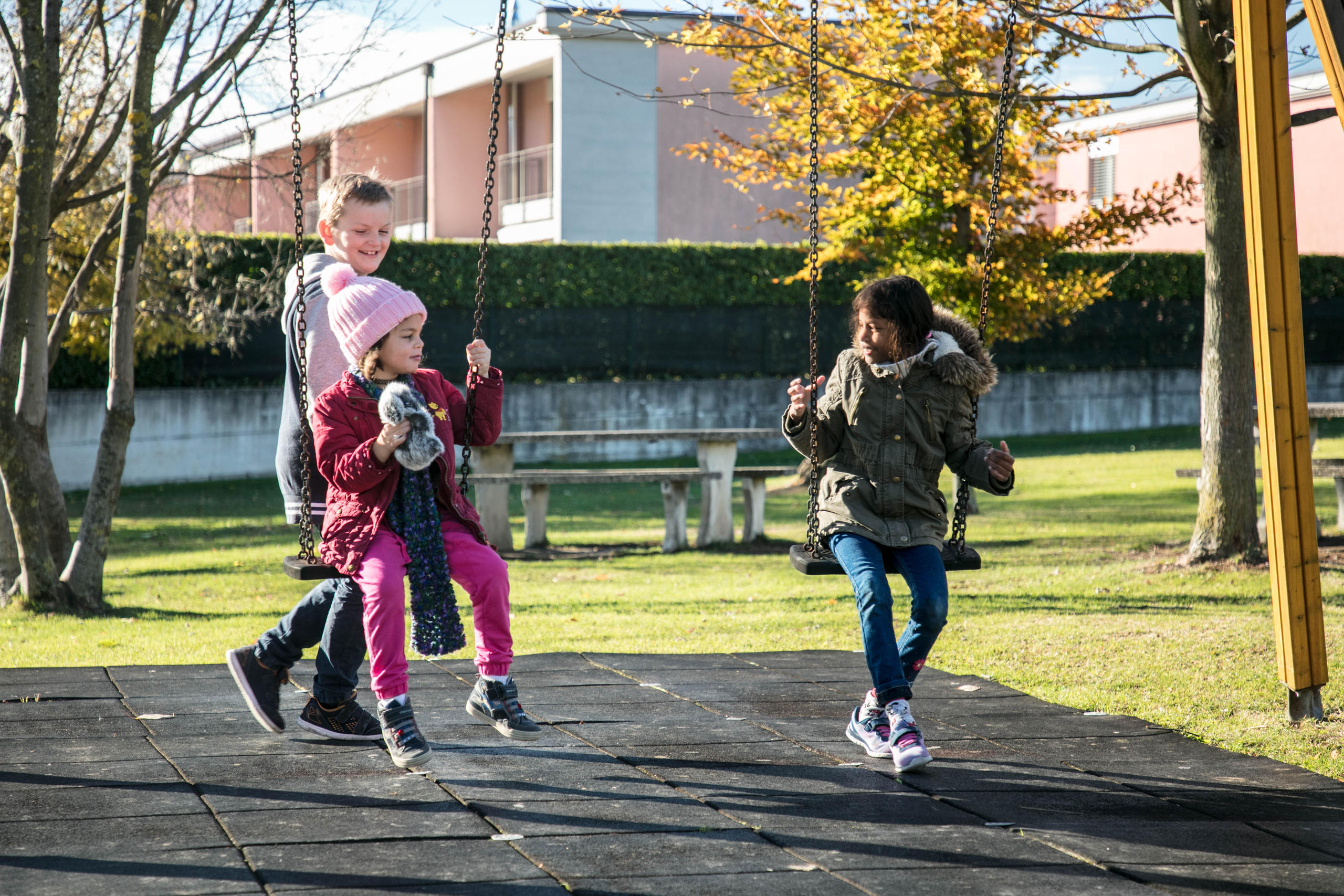 Ricreazione, bambini sull altalena