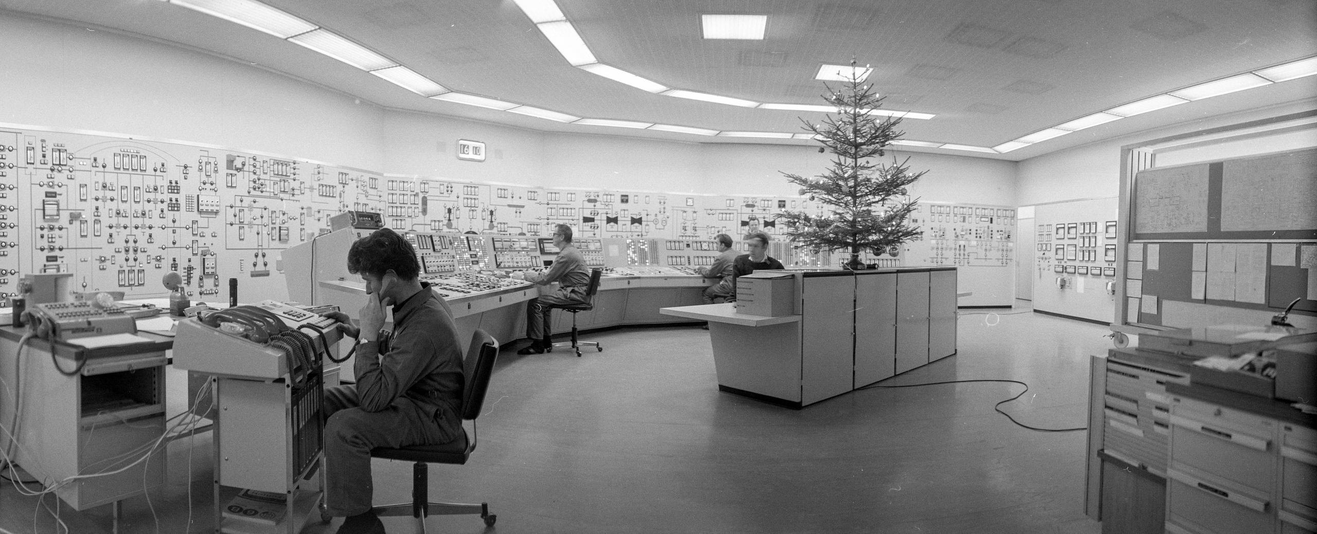 Árvore de natal na sala de controle da usina atômica de Beznau no cantão de Argóvia (Aargau), 1970.