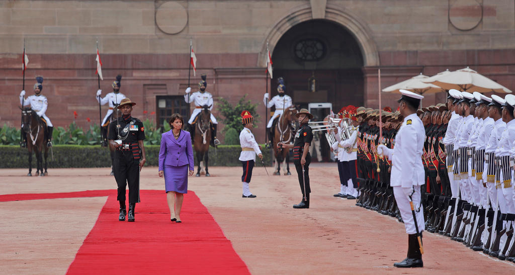 Bundespräsidentin Doris Leuthard nimmt an einer Parade der indischen Ehrengarde vor dem Präsidentenpalast in Neu-Delhi ab.