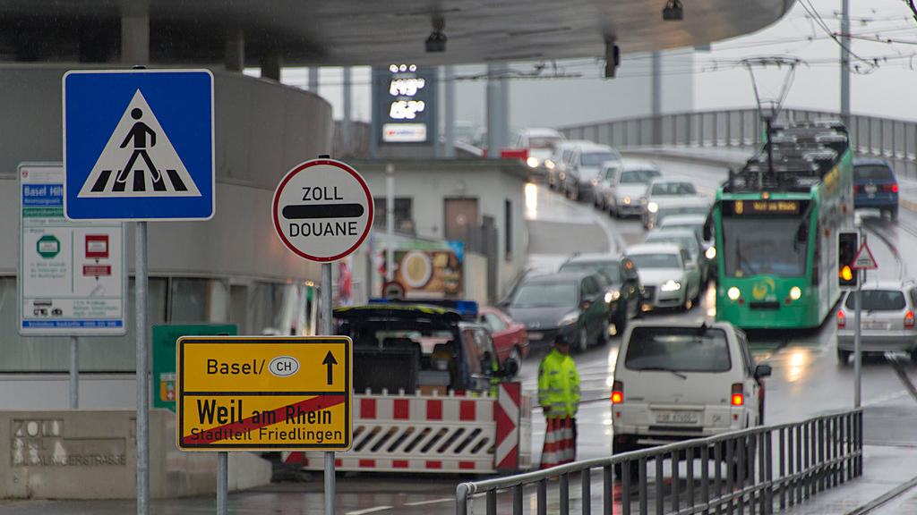 Autoschlange am Zoll in Basel