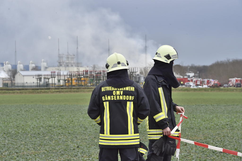Pompieri al lavoro dopo l incidente nel hub del gas naturale a Baumgarten, Austria