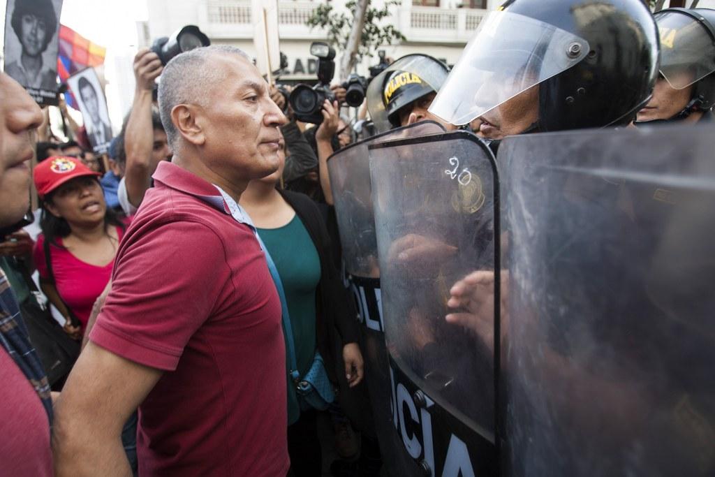 Cordone di poliziotti blocca il passaggio a i manifestanti contro la grazia concessa in Perù all ex presidente Fujimori