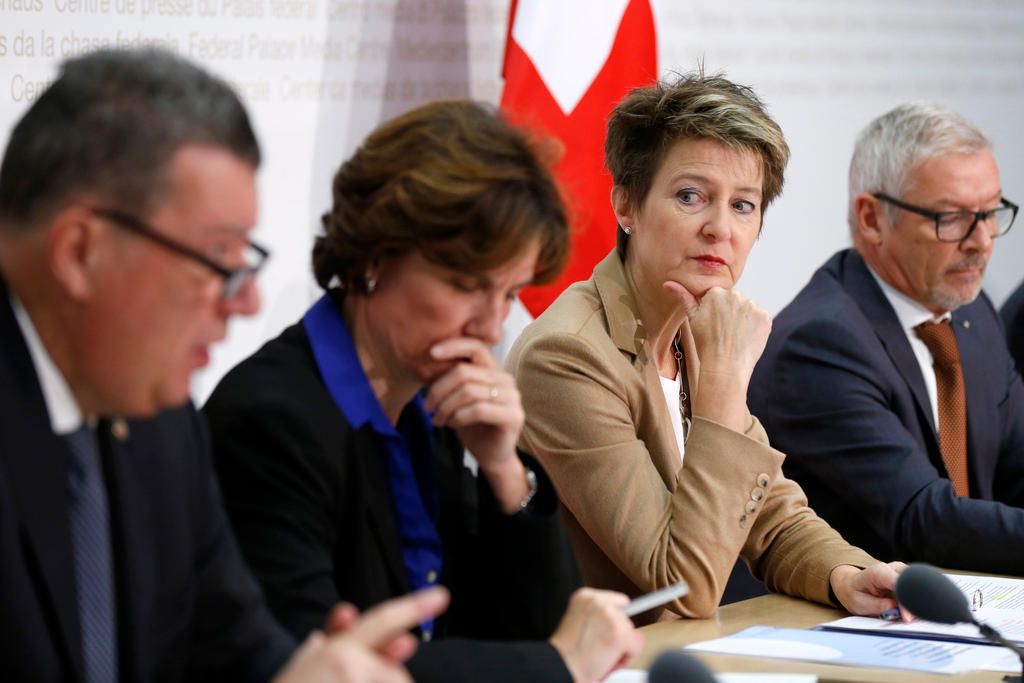 Zwei Frauen und zwei Männer an einer Pressekonferenz