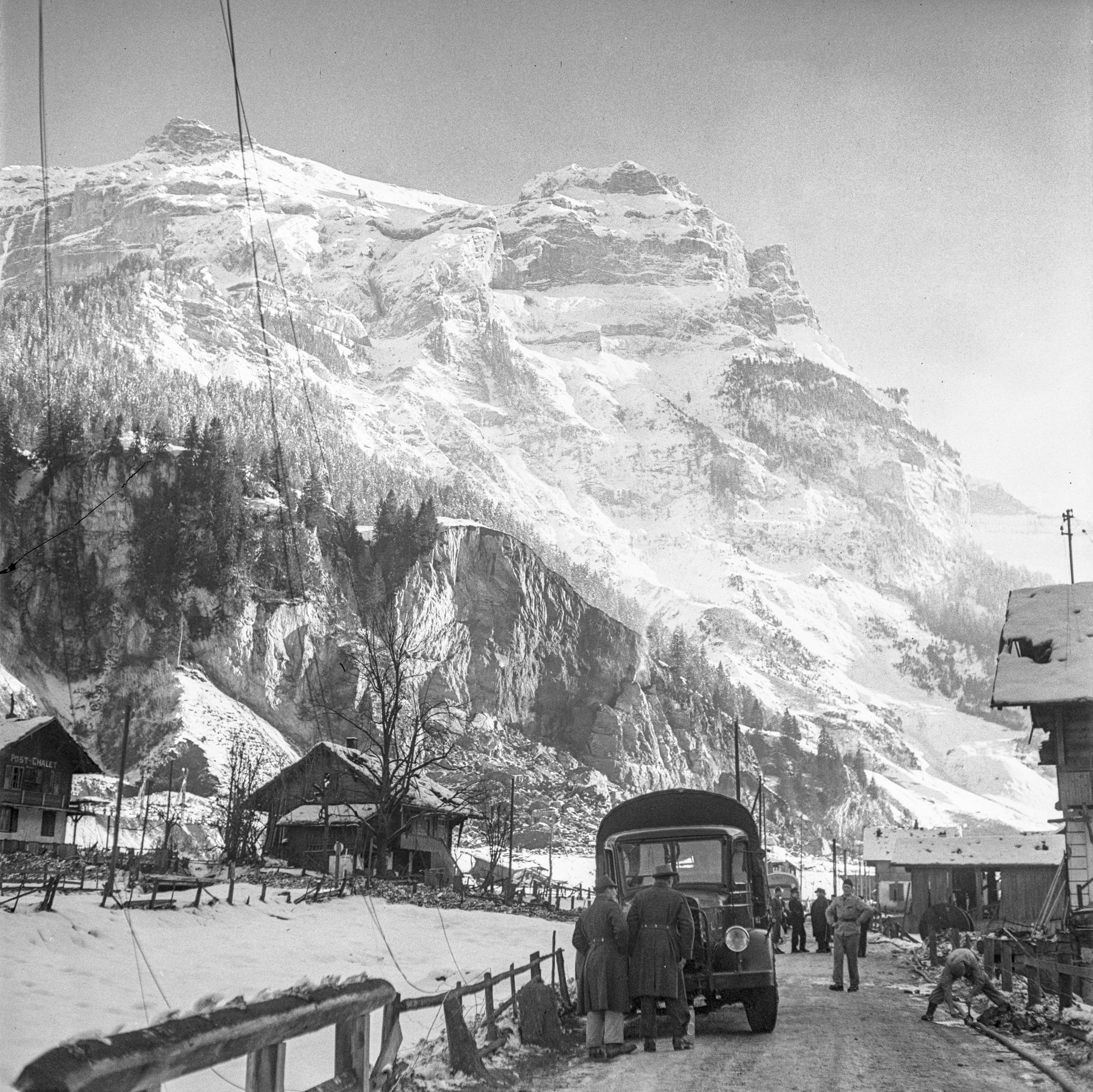 Lorry and rescue forces in front of a rockface