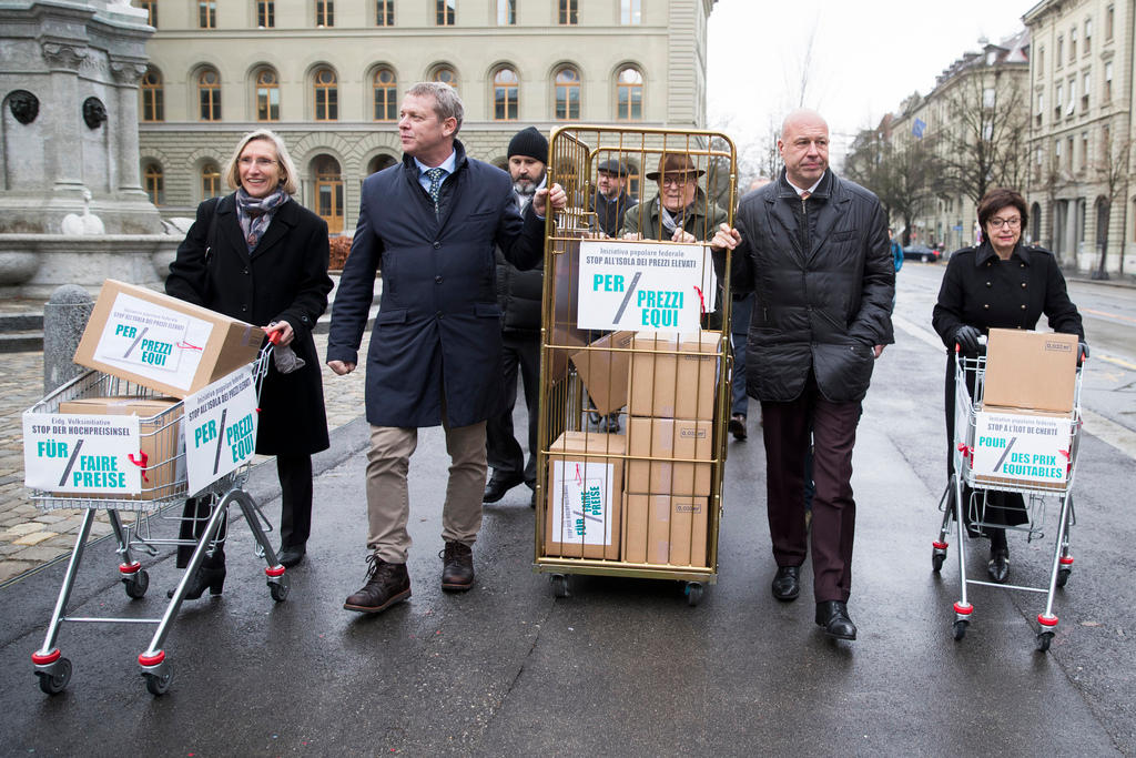 Más de 100 signatarios piden precios justos. En la imagen, las cajas con las firmas.