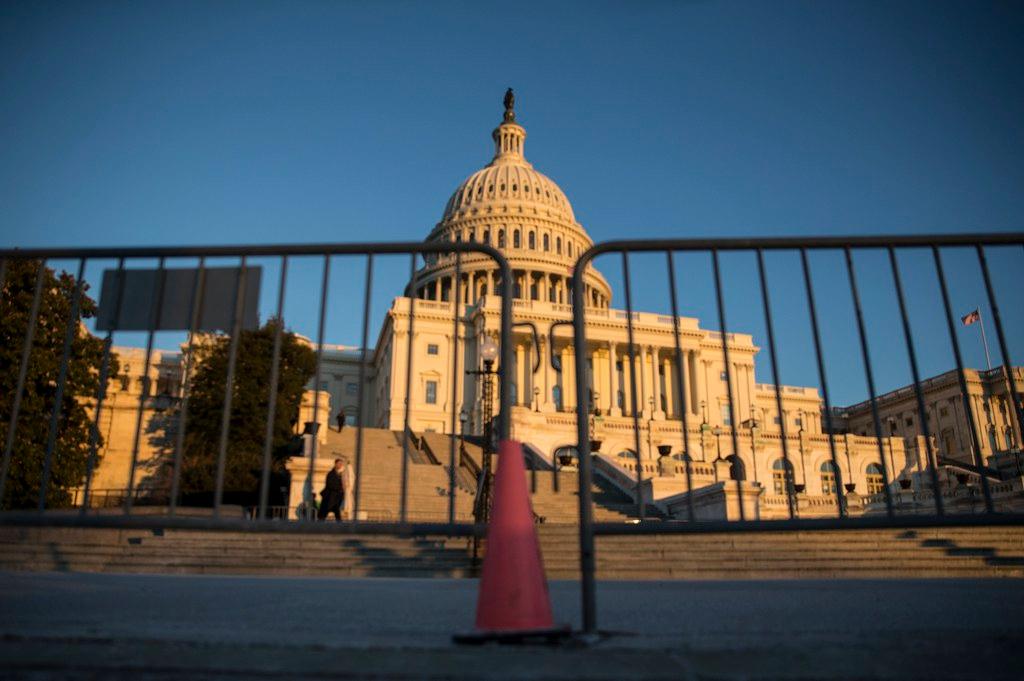 Immagine dell edificio del Senato USA al tramonto, con transenne in primo piano