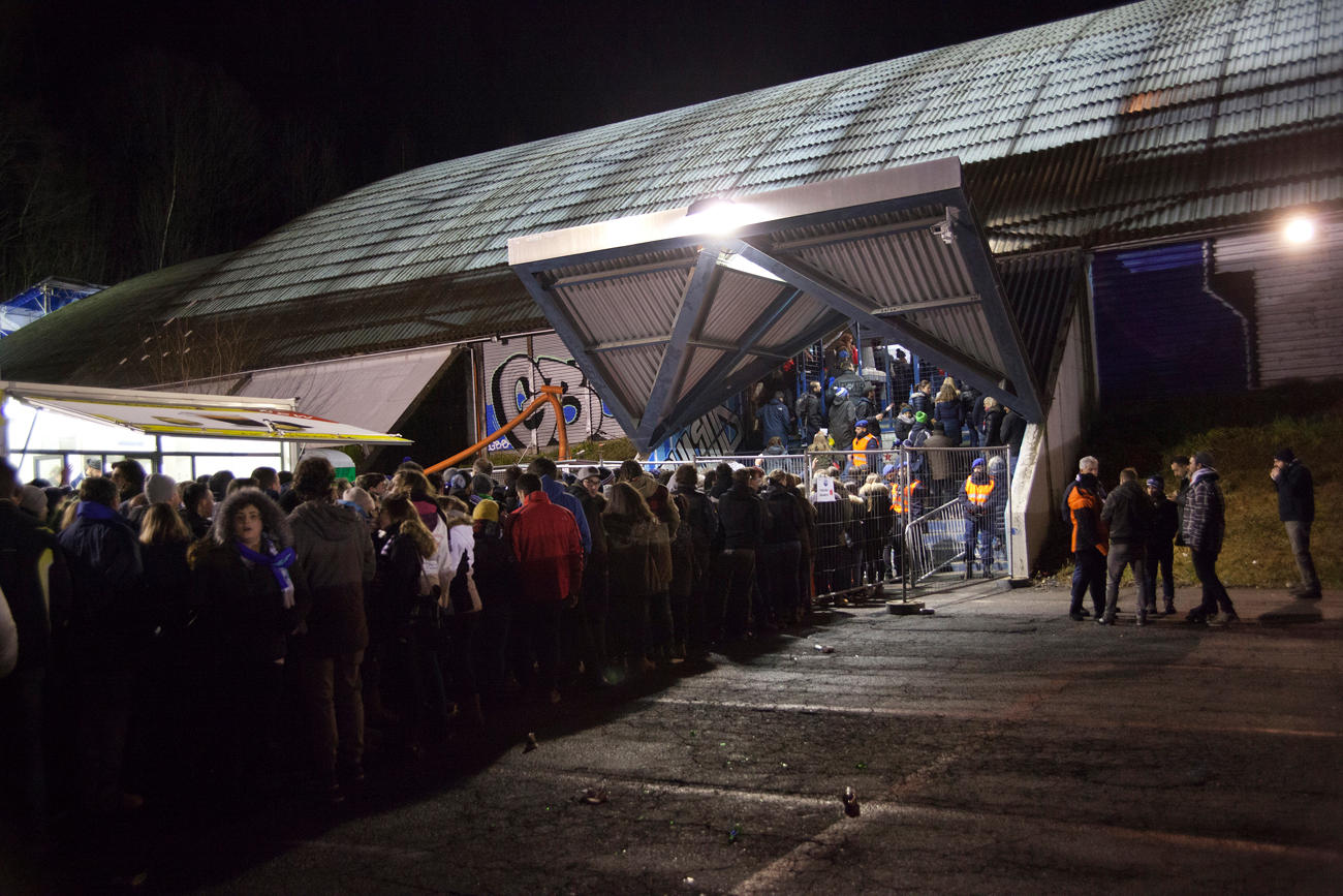 Fila de espera a la entrada de la pista de patinaje