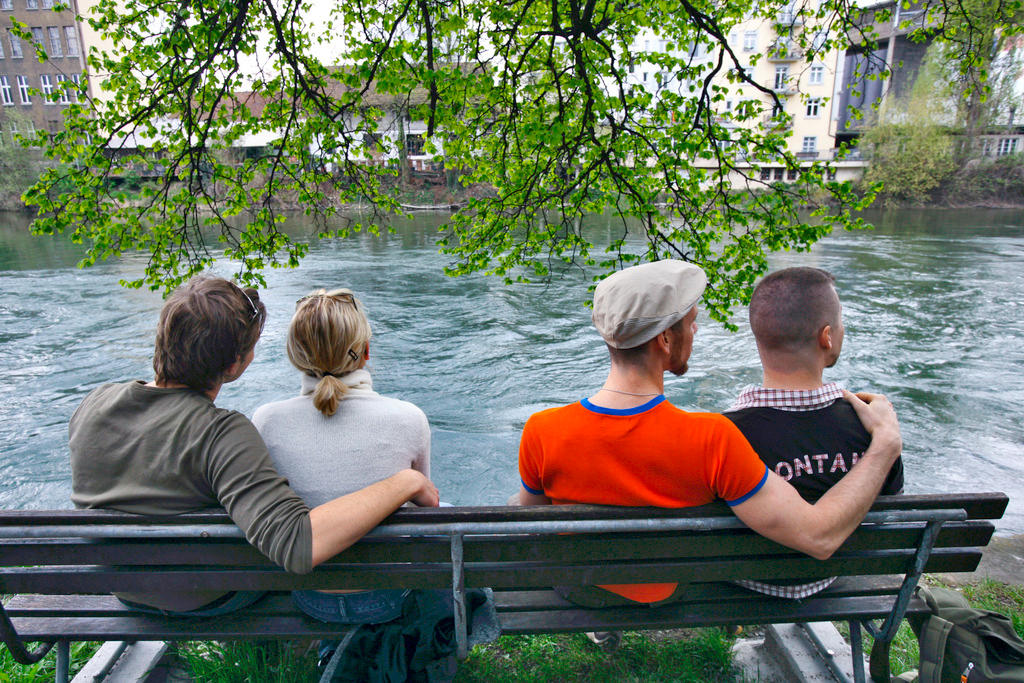 deux couples sur un banc