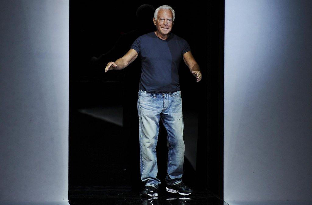 Giorgio Armani appare in passerella in jeans e maglietta, alla Milano Fashion Week il 20 settembre 2012.