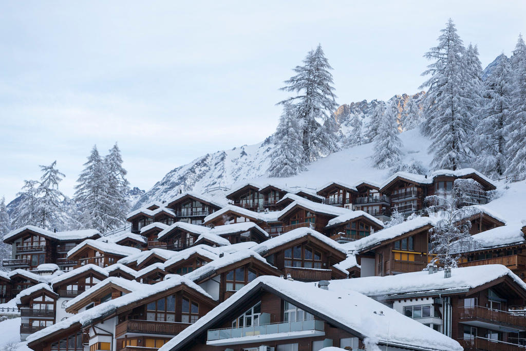 Neve sobre os tetos dos chalés em Zermatt.