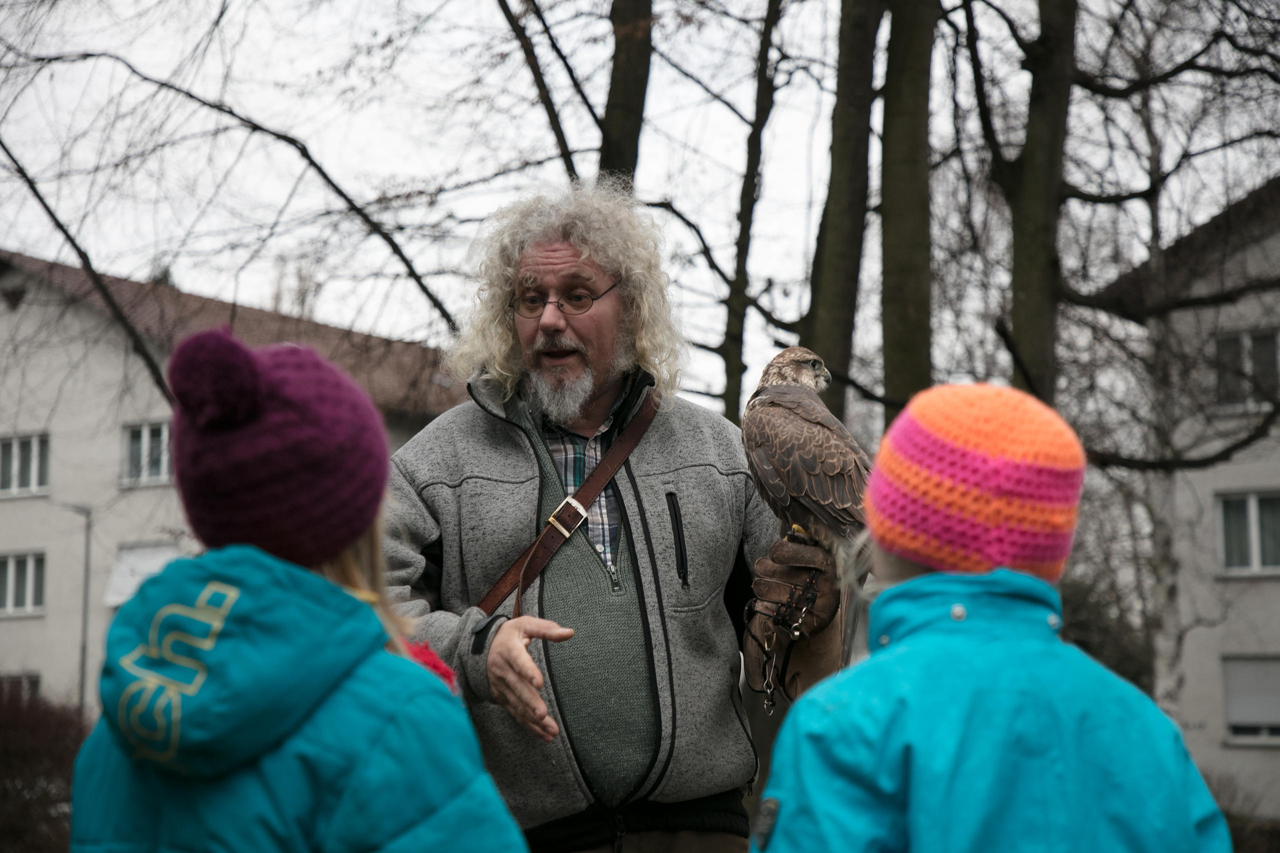Ulrich Lüthi parle avec deux petites filles