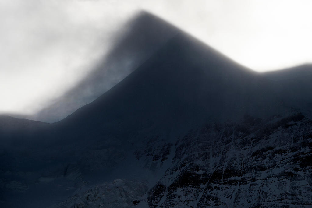 2018年1月11日星期四，瑞士阿尔卑斯山的翁根(Wengen)滑雪胜地，晨雾为山峰增添了一层朦胧的美。