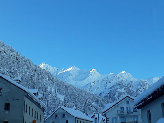 Деревня Симплон (Simplon) в снегу, кантон Вале, Швейцария.