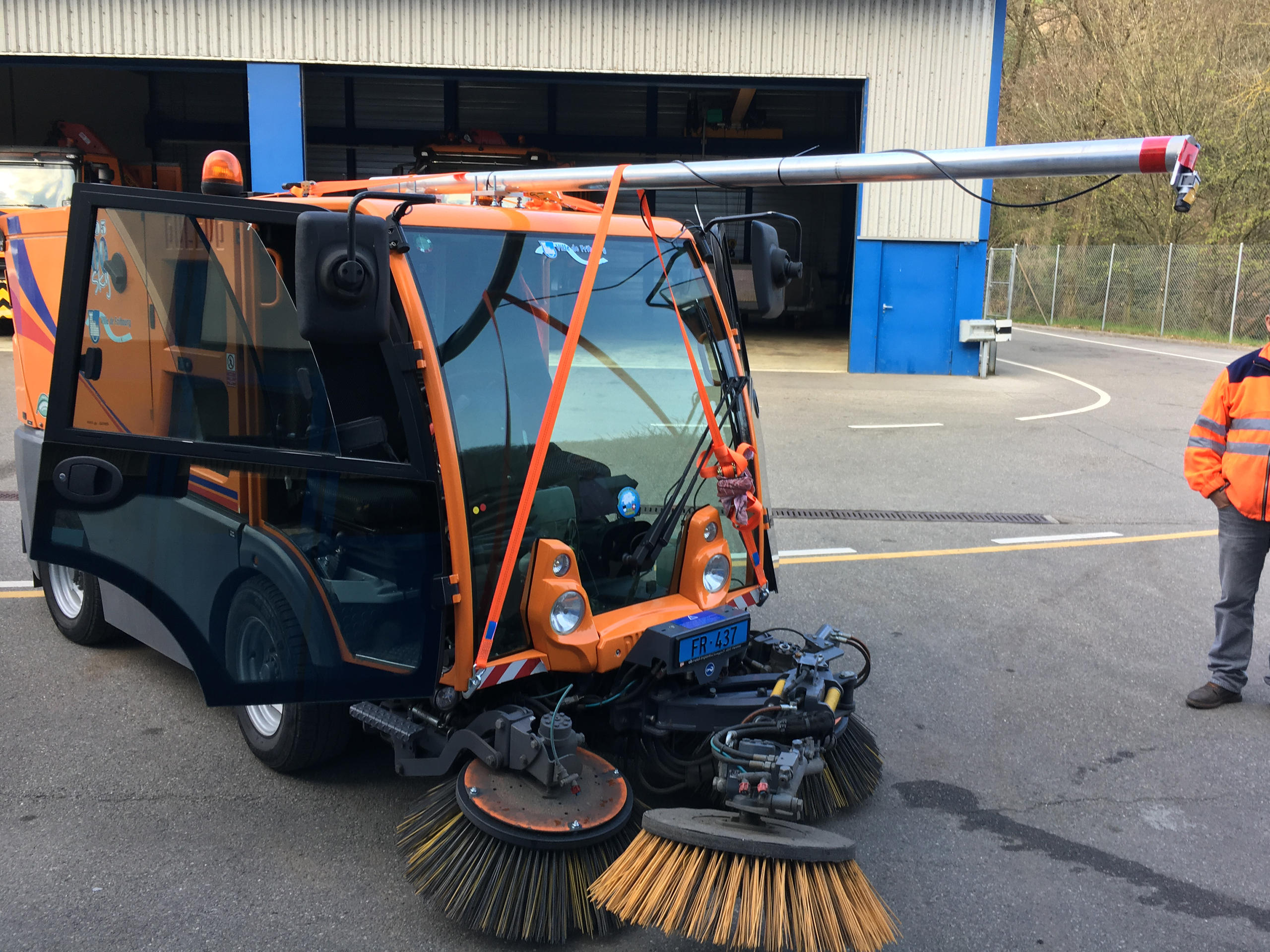 Une balayeuse équipée d un système de repérage des déchets.