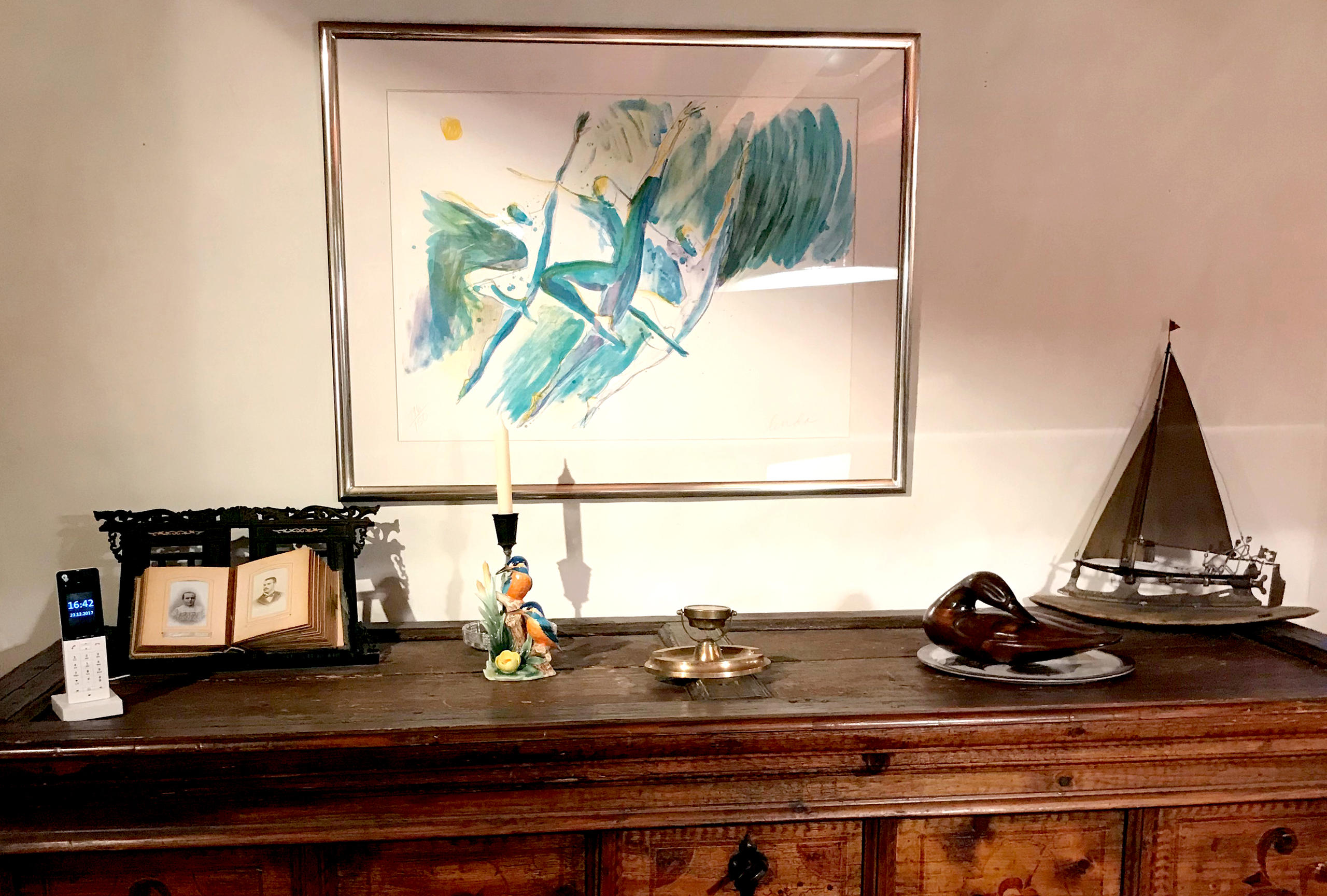 抽象画中有一种肆意舒张姿态跳舞的缥缈人影