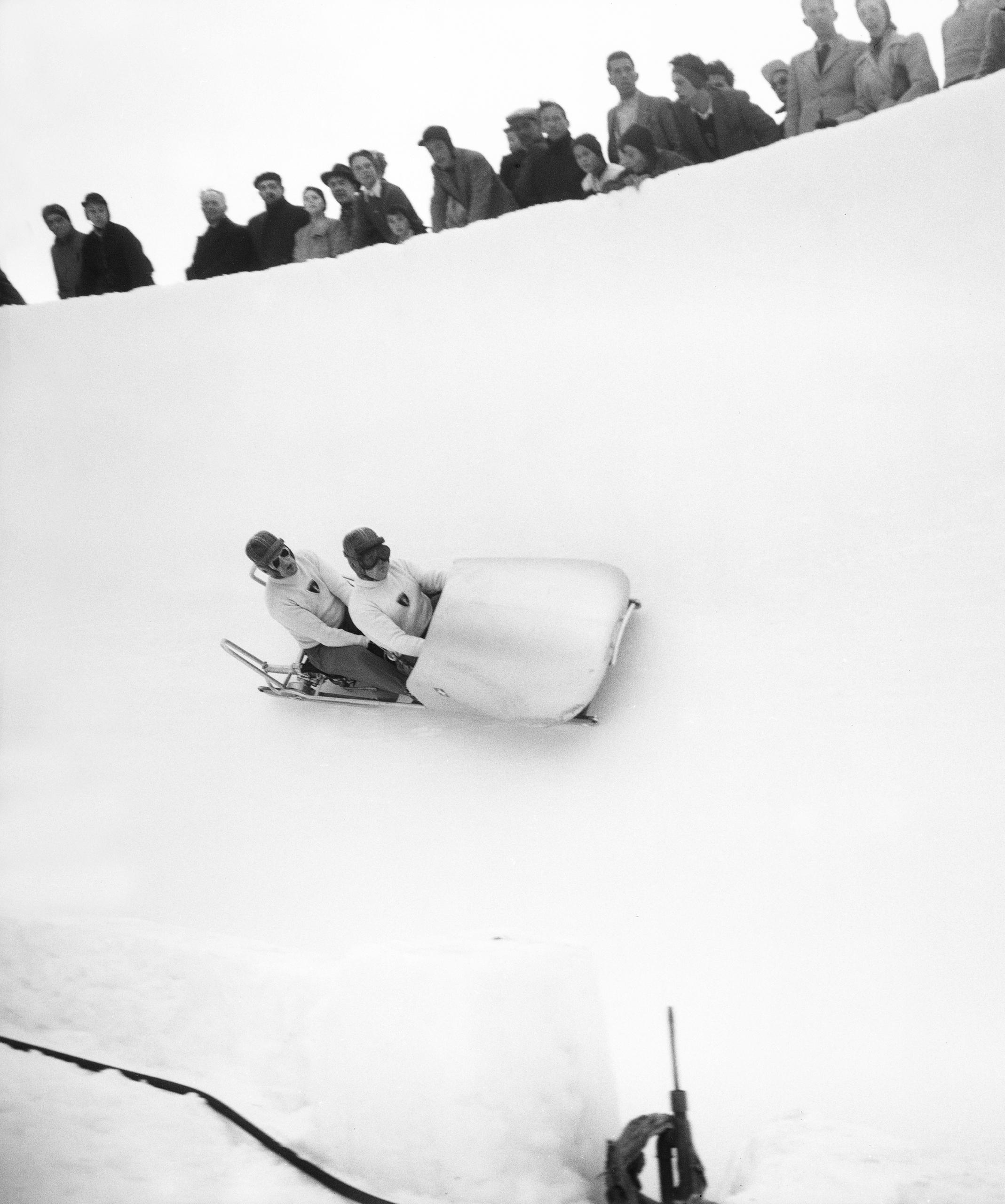 Felix Endrich e Friedrich Waller competindo no bobsleigh de dois lugares.