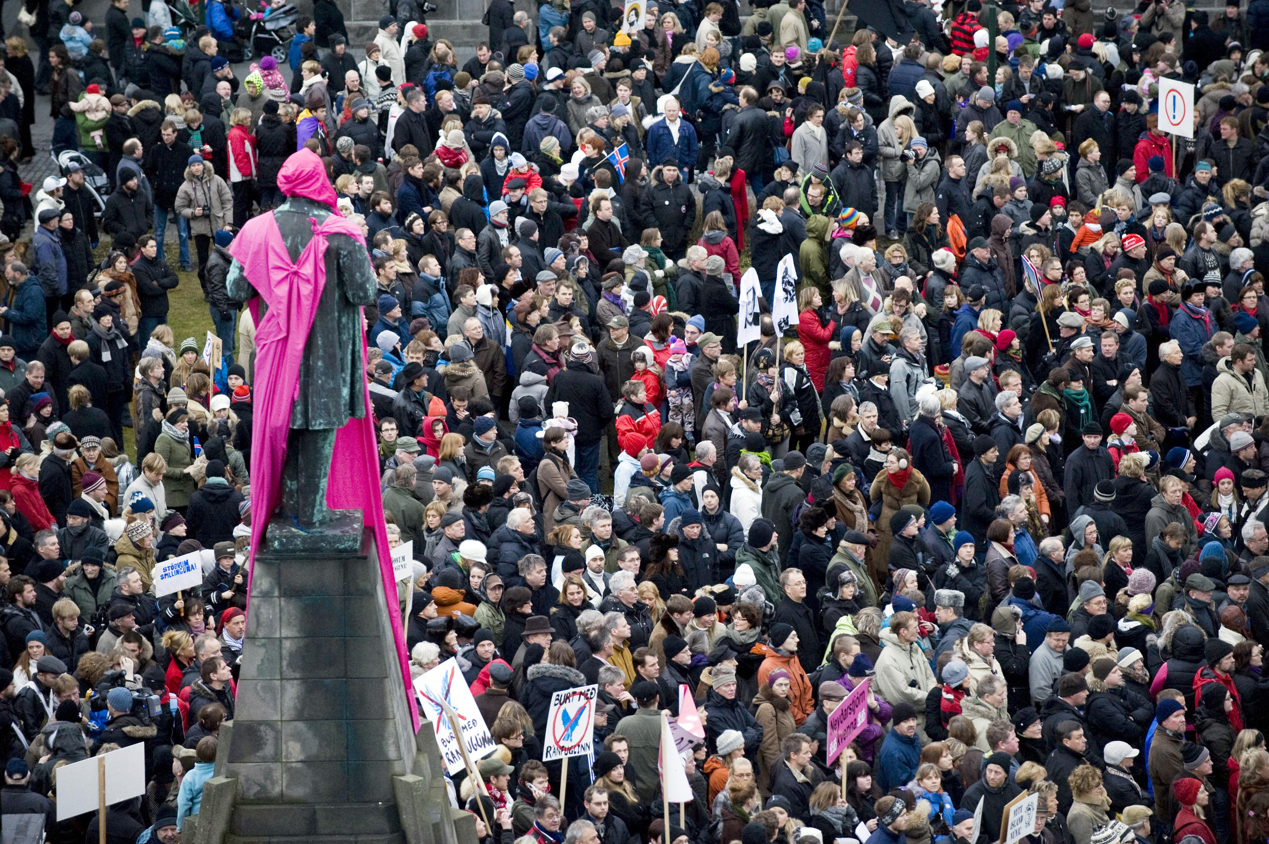 People demonstrating in Iceland s capital Reykjavik in 2008