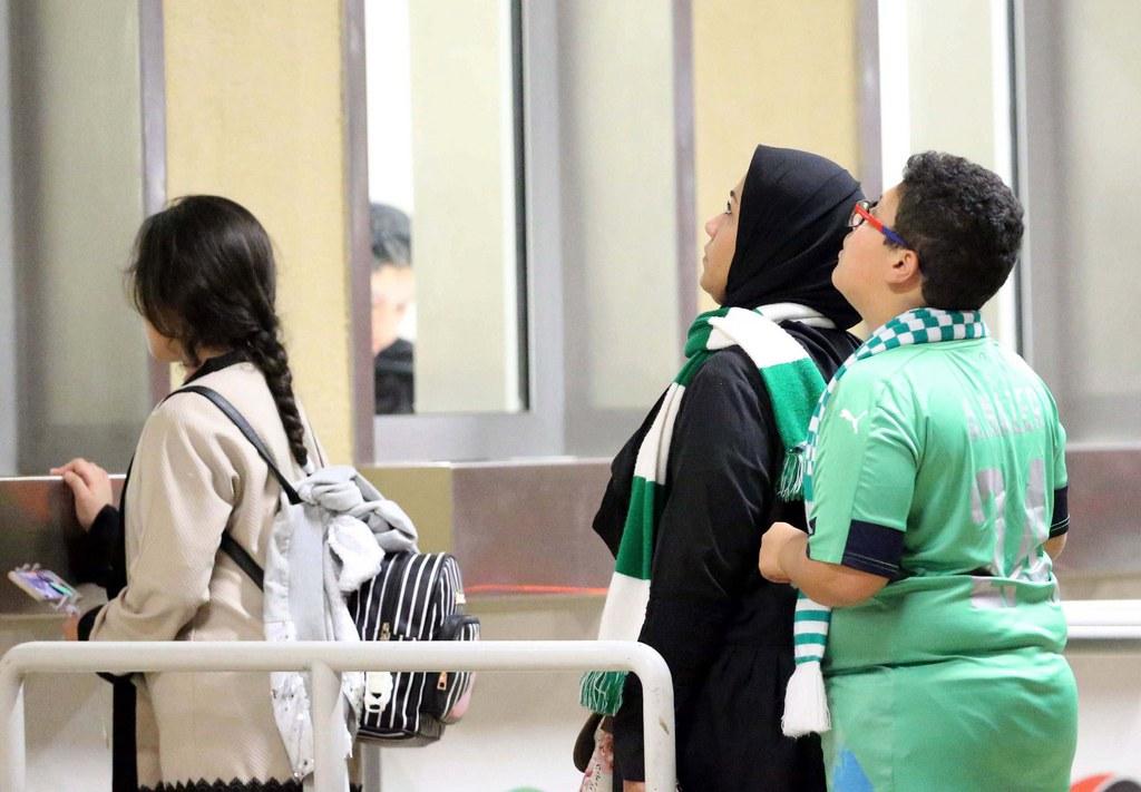 Per la prima volta le donne saudite hanno potuto assistere a una partita di calcio.