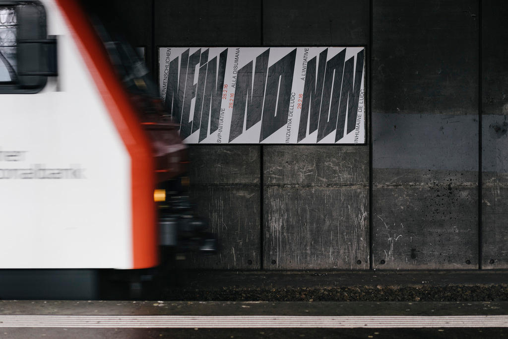 Plakat mit der Aufschrift Nein, No, Non im Bahnhof
