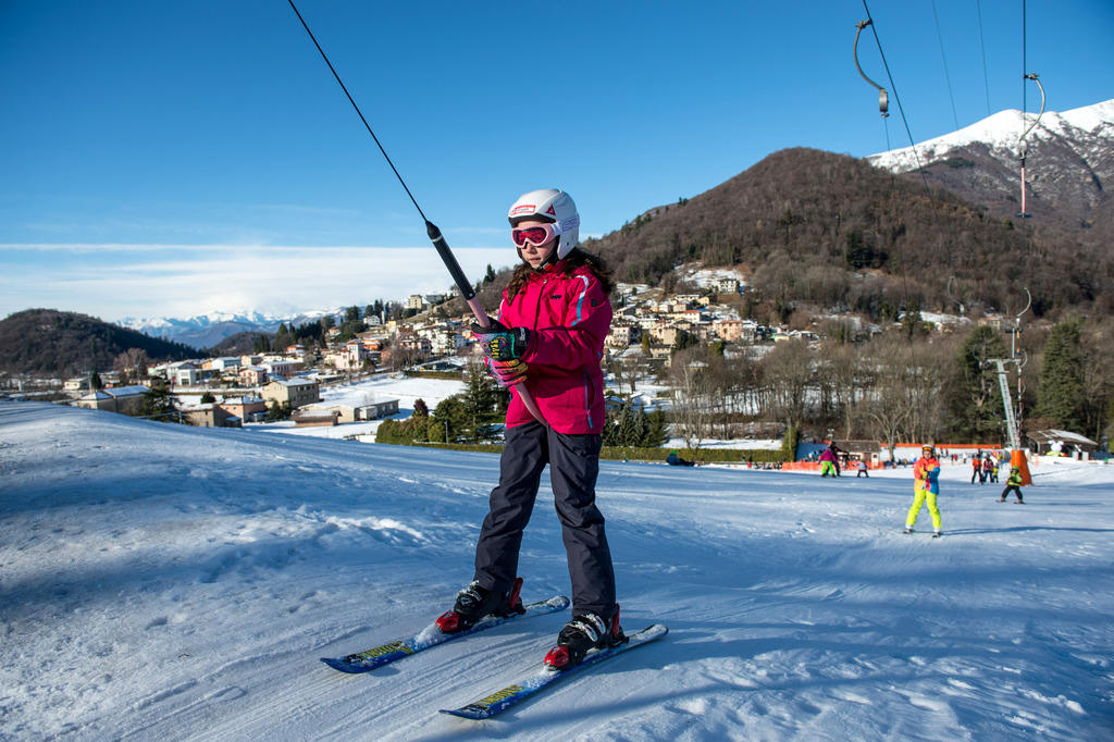 Winter sports fans at Bedea-Novaggio in canton Ticino