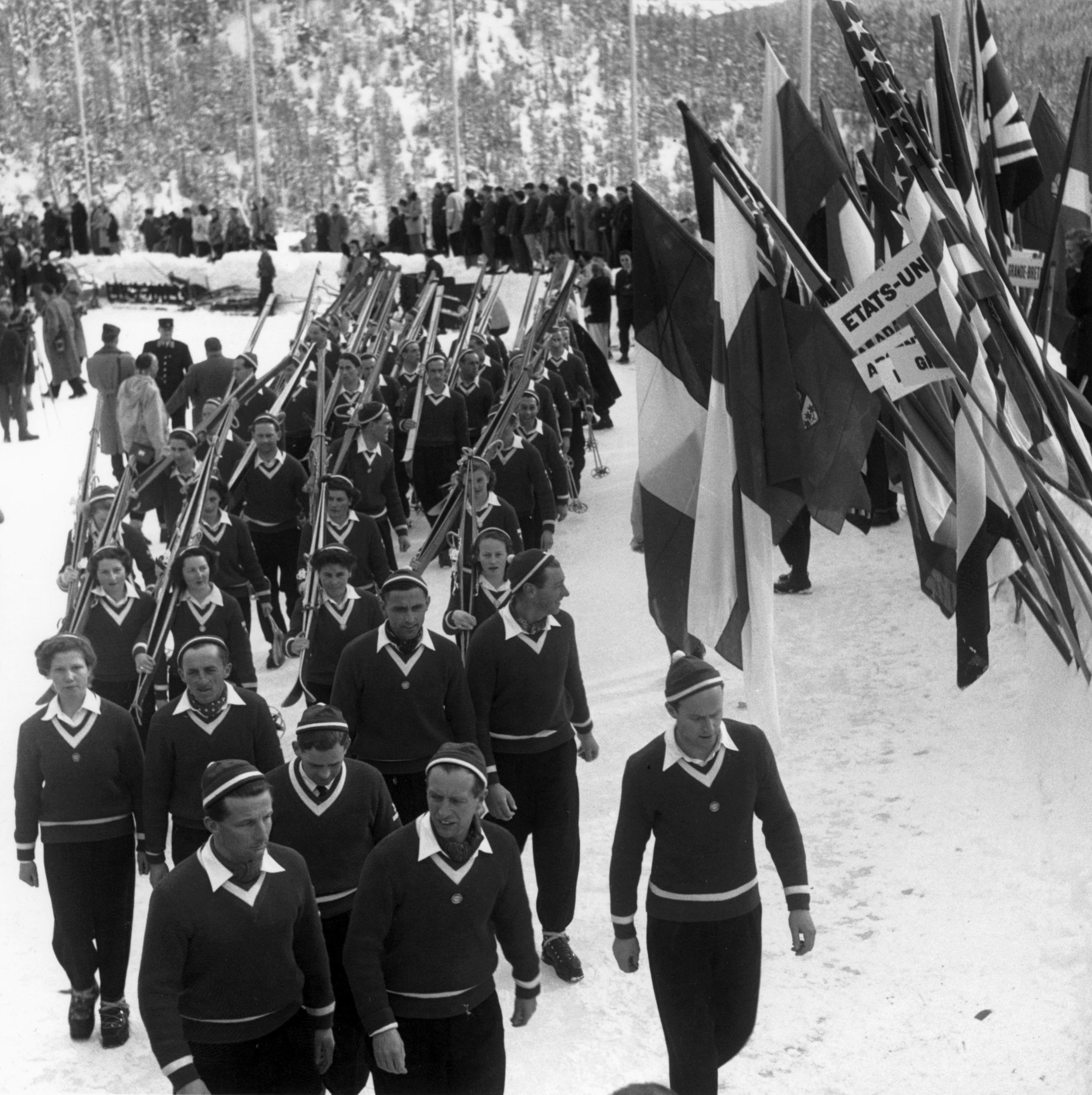 Schweizer Athleten an der Eröffnungsfeier der Olympischen Winterspiele 1948 in St. Moritz.