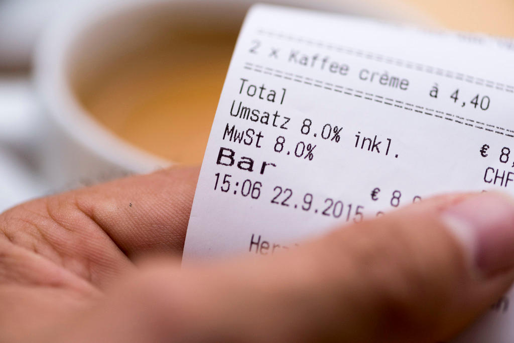 ورقة إيصال بالدفع في مقهى وفيها 8٪ أي ضريبة القيمة المضافة