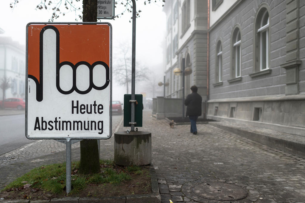 Plakat mit der Aufschrift Heute Abstimmung!