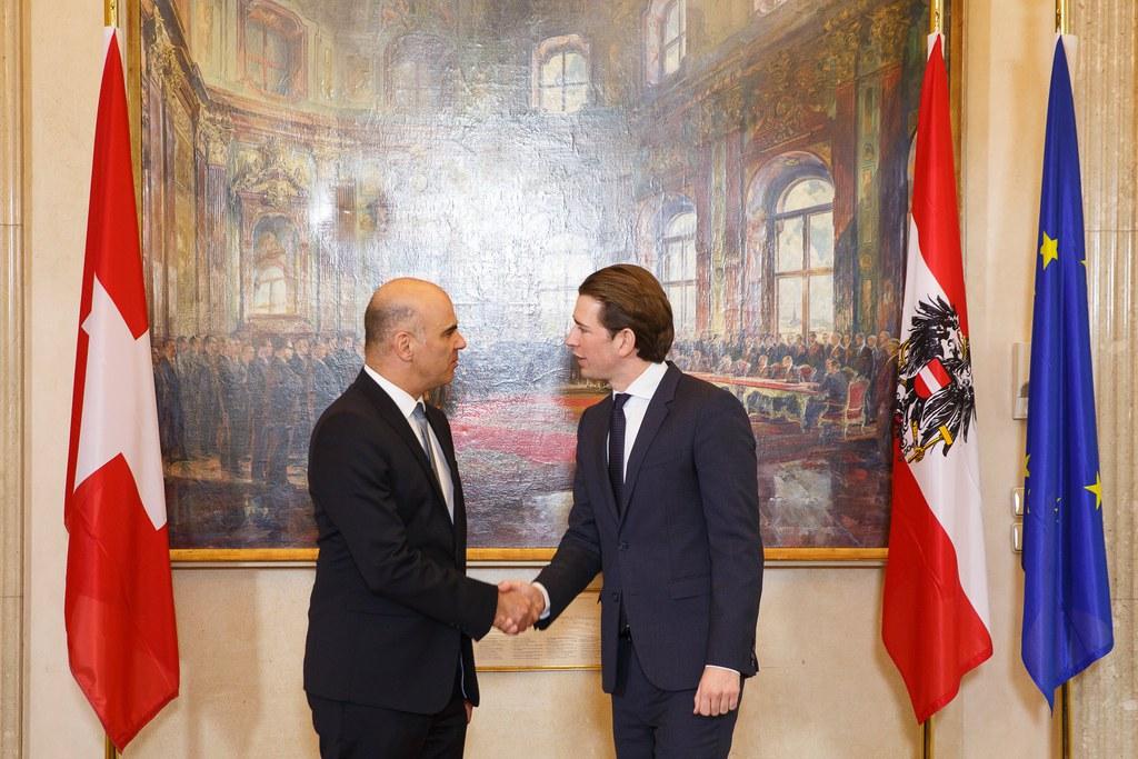 Swiss president Berset and Austrian Chancellor Kurz before a painting shaking hands