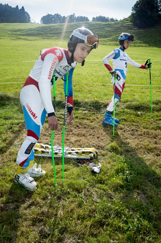 zwei Männer stützen sich auf Skistöcken ab