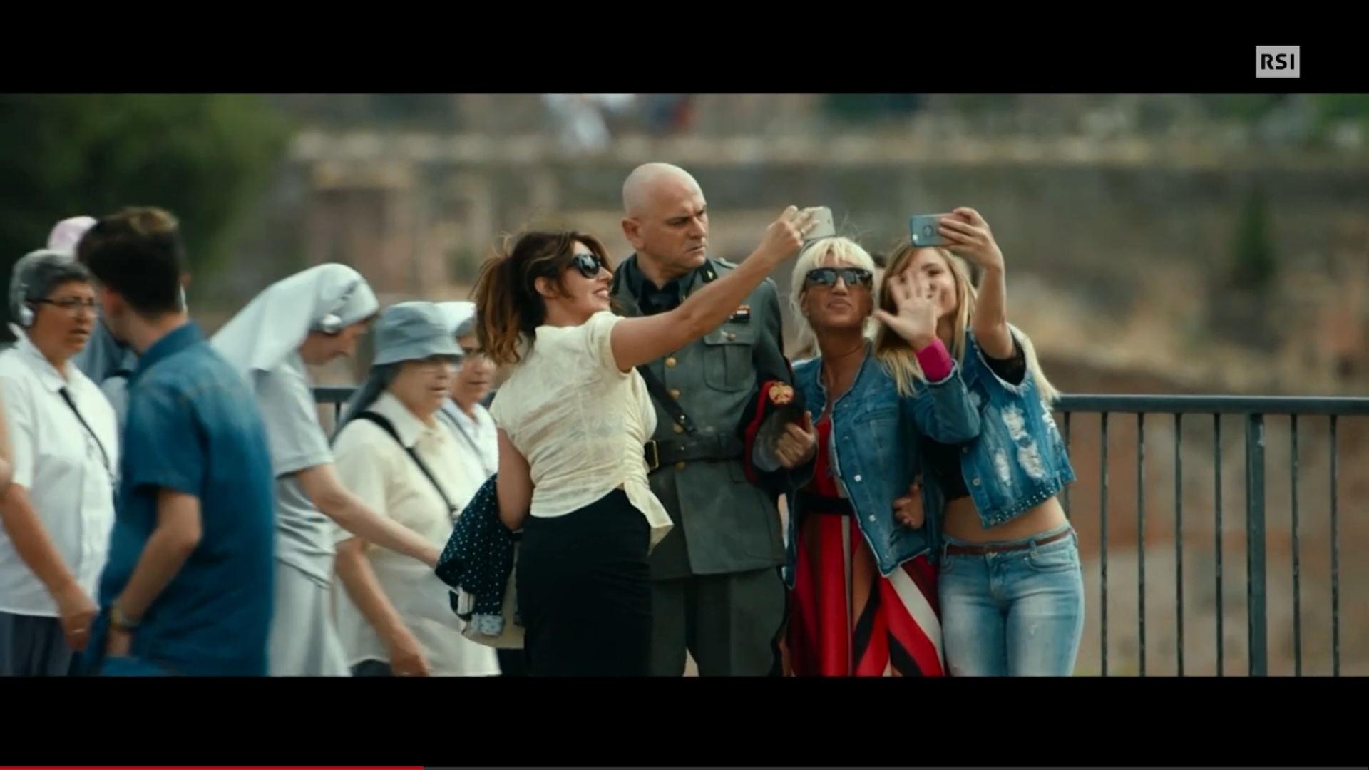 Tre ragazze/signore si scattano un selfie con l ipotetico Mussolini tornato sulla Terra