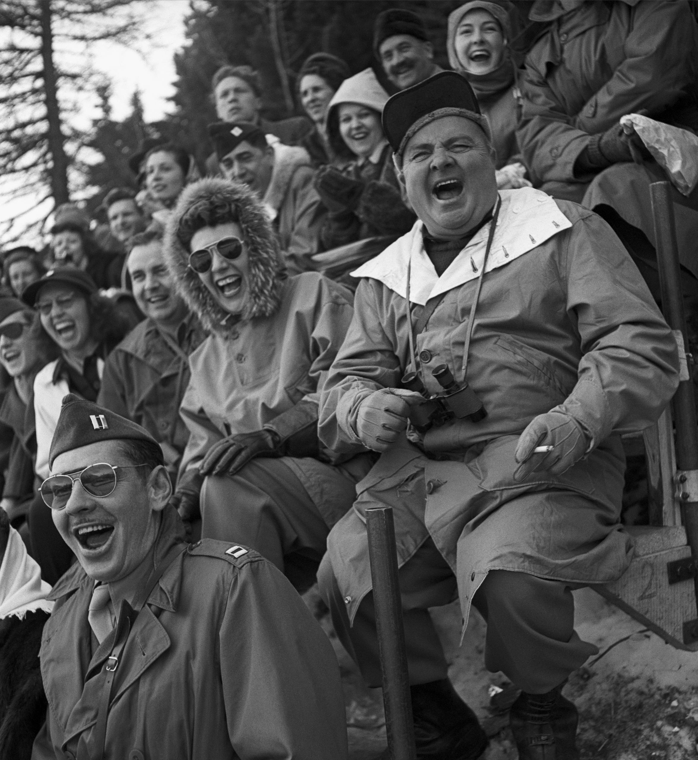 Espectadores durante la final del hockey sobre hielo entre Suiza y Checoslovaquia.