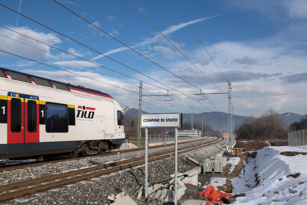 Convoglio TILO attraversa la frontiera (si vede il cartello Confine di Stato ) sulla linea ferroviaria Mendrisio-Varese