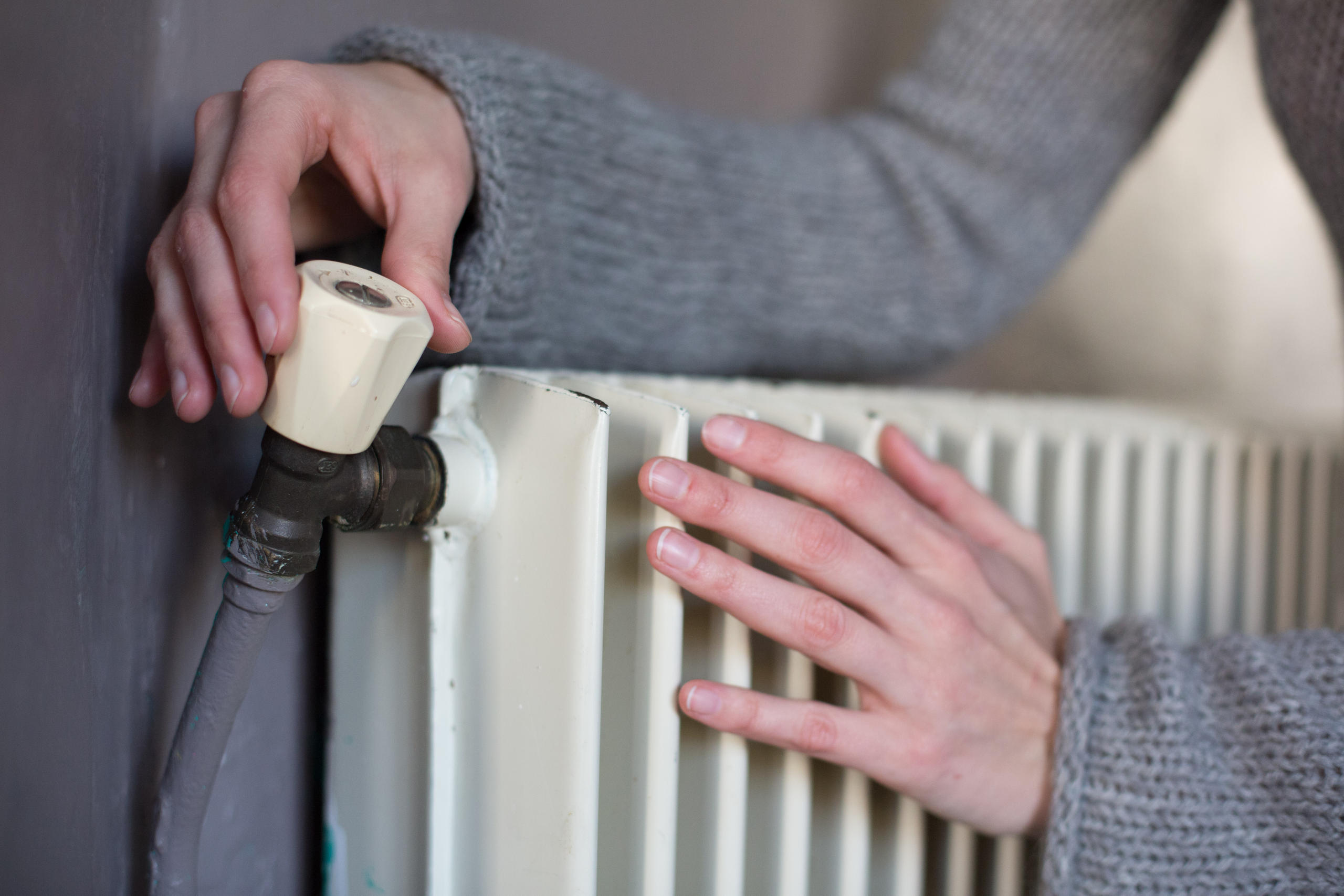 primo piano di due mani su un termostato