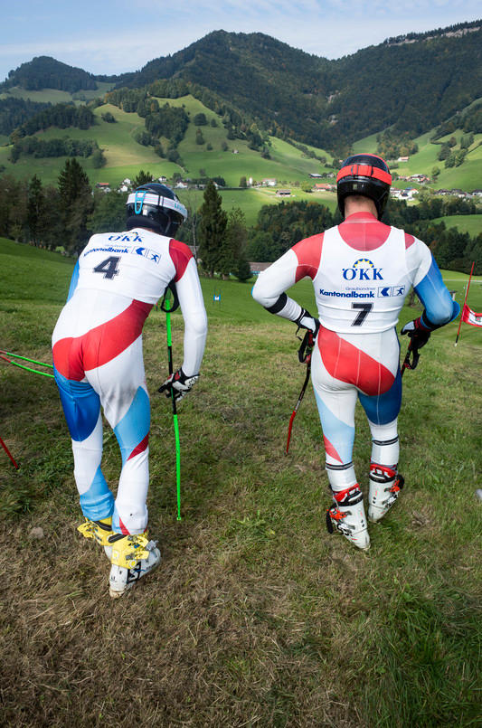 Zwei Menschen in Skianzügen von hinten