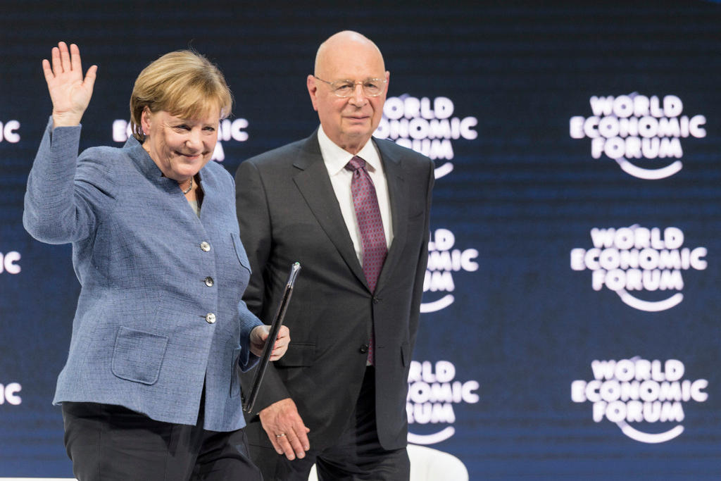 La chancelière allemande Angela Merkel en compagnie de son compatriote Klaus Schwab, président et fondateur du WEF