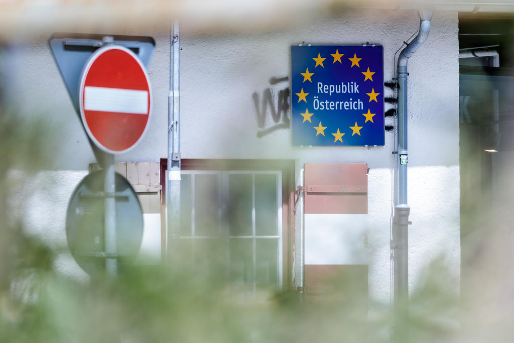 Immagine di un divieto d accesso e di un cartello indicante il confine tra Austria e Italia al Brennero.