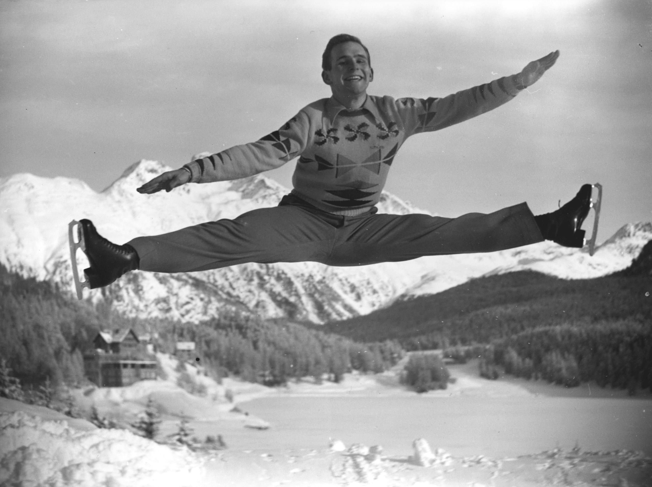 Дик Бартон, фигурист, совершает прыжки на льду