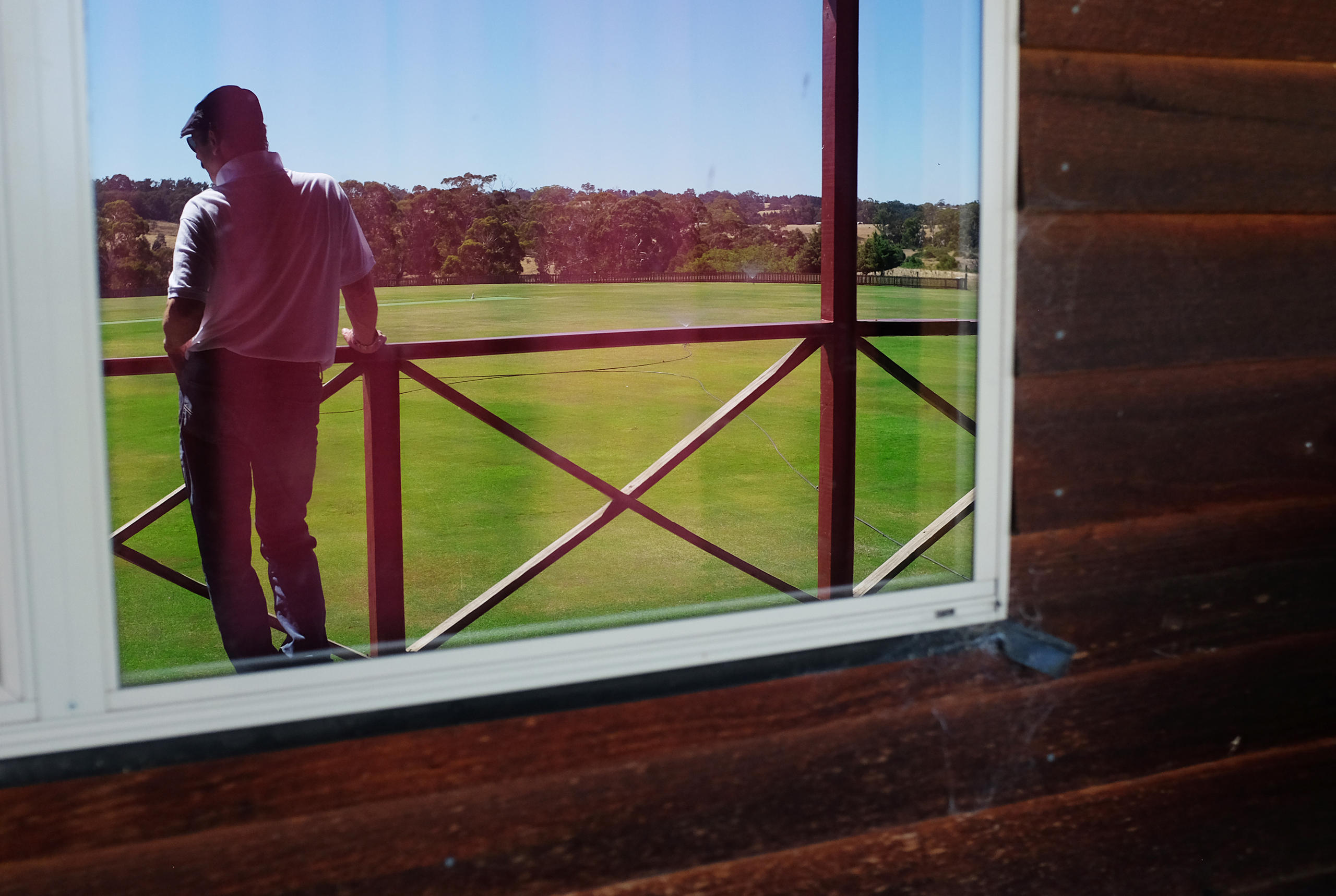 Sicht durch Fenster auf Landschaft und einen Mann