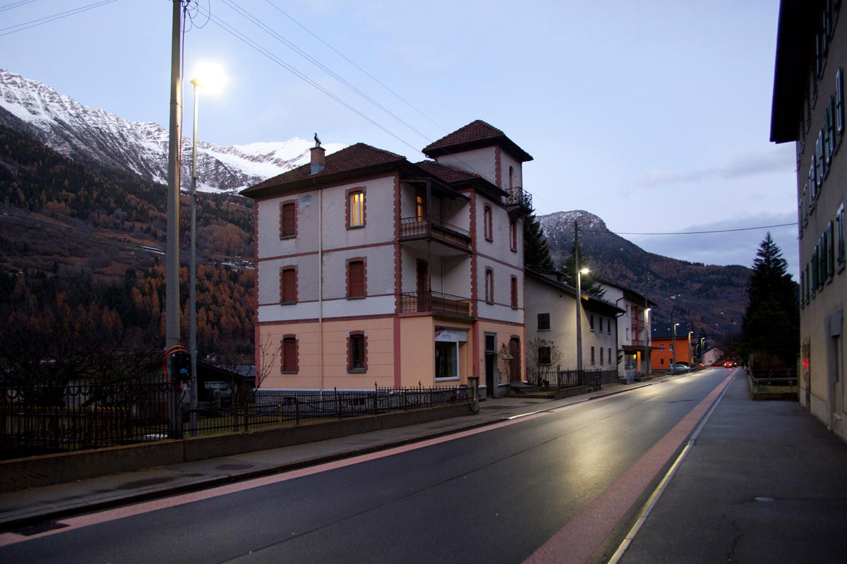 Rua vazia no vilarejo