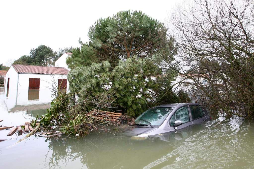 La tempesta Carmen ha lasciato dietro di sé 65mila abitazioni francesi senza elettricità. E soprattutto un morto.