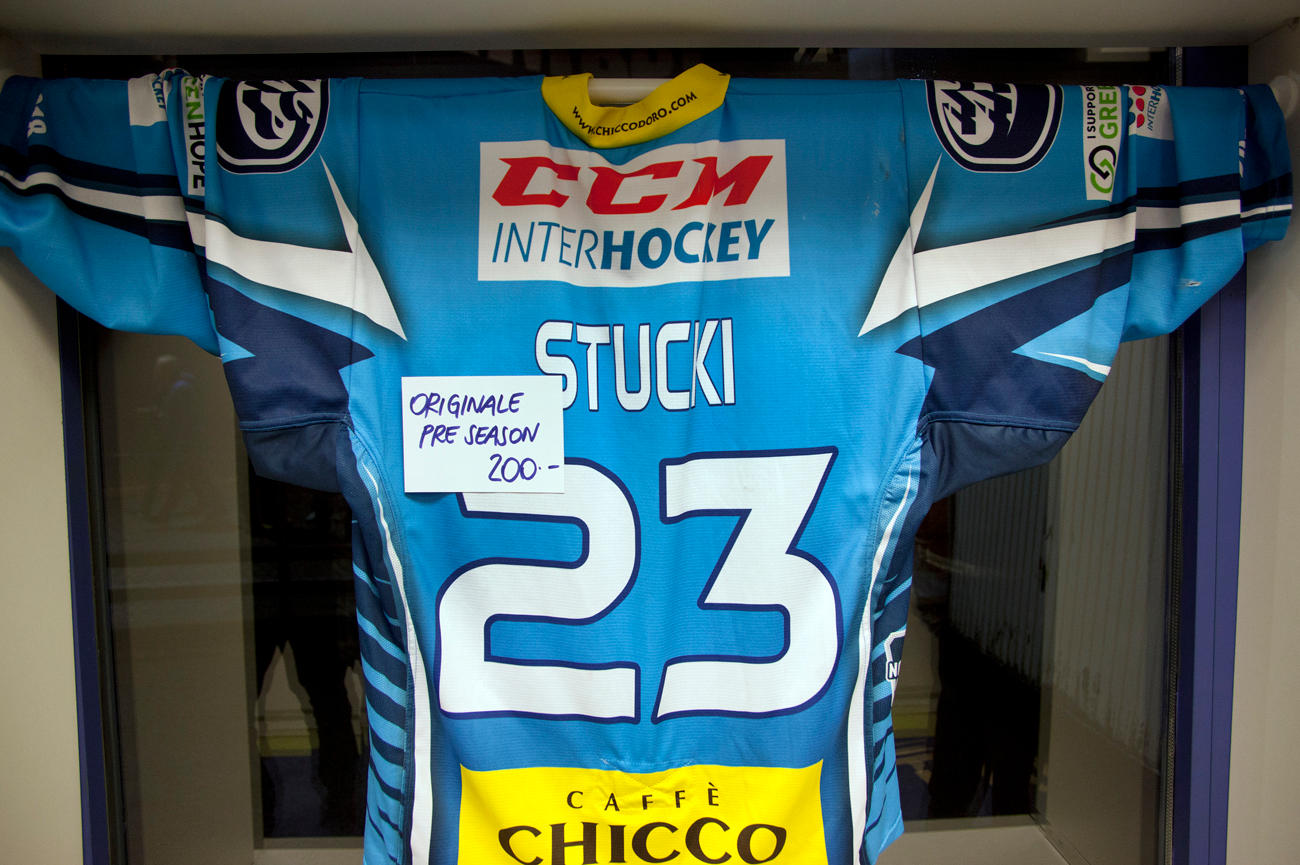 Camiseta de jugador (Stucki) en una vitrina por 200 francos